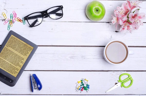 Alter Bürotisch mit Gadgets, einer Tasse Kaffee und einer Kopie des — Stockfoto