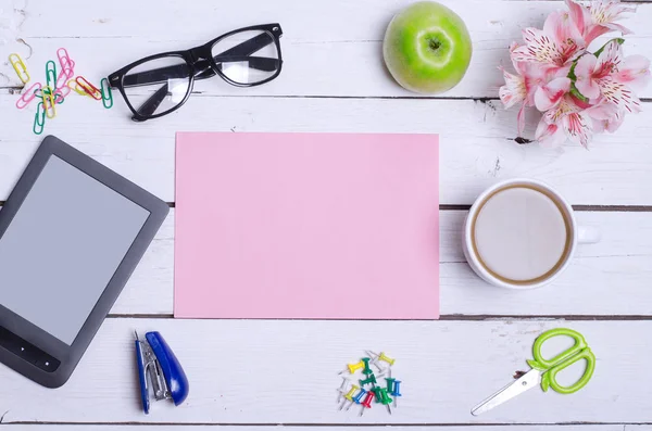 Alter Bürotisch mit Gadgets, einer Tasse Kaffee und einer Kopie des — Stockfoto