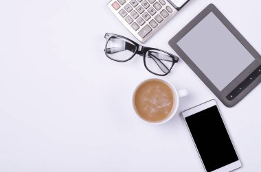 Ofis aksesuarları: hesap makinesi, tablet, smartphone, gözlük ve 