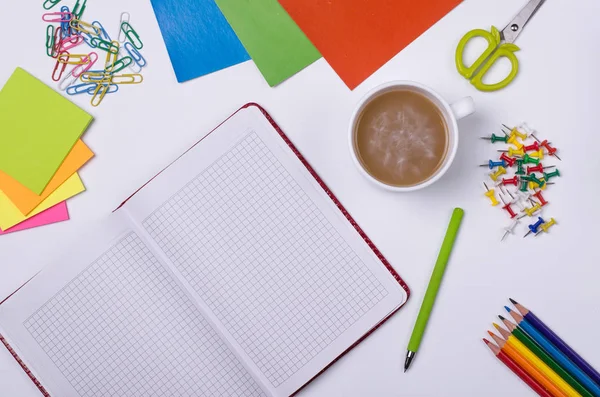 Schul- und Bürobedarf, Notizbuch und Kaffeetasse auf weißem Bac — Stockfoto