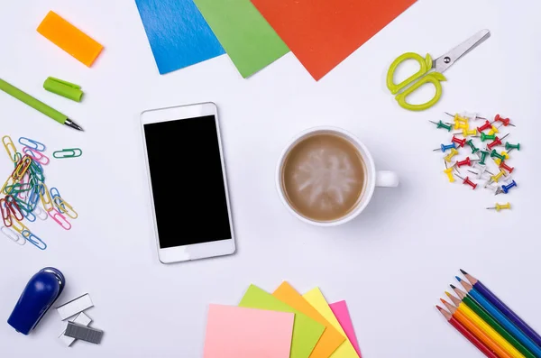 Forniture per la scuola e l'ufficio, smartphone e tazza di caffè — Foto Stock