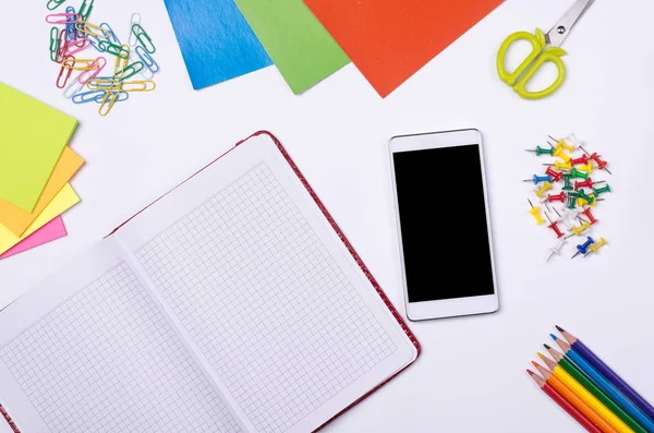 Schul- und Bürobedarf, Notizbuch und Smartphone auf weißem B — Stockfoto