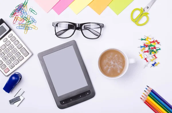 Schul- und Bürobedarf, Tablet und Brille auf weißem Backgr — Stockfoto