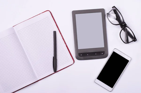 Bürozubehör: Notebook, Tablet, Smartphone und Brille auf — Stockfoto