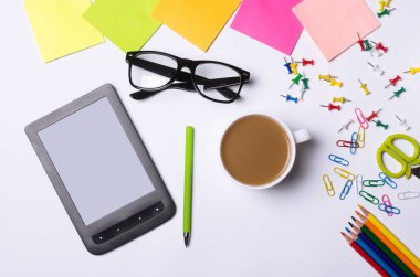 Ofis Masası aksesuarları ile: bir tablet, gözlük, kalem, kalem, 