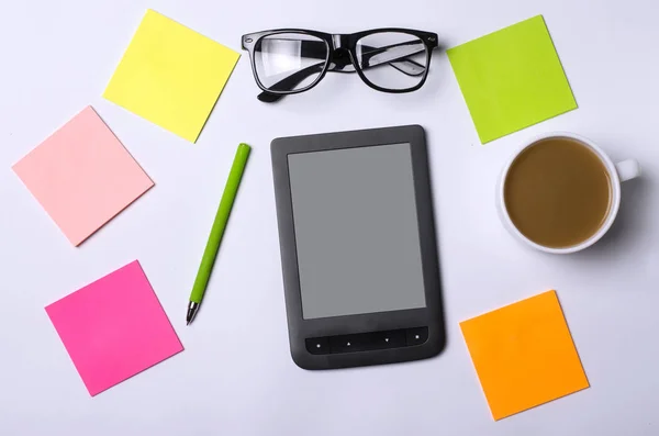 Bürotisch mit Zubehör: Tablet, Brille, Stift, Papier. — Stockfoto