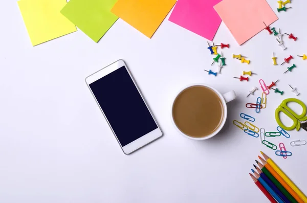 Weißer Hintergrund, Smartphone und Tasse heißen Kaffee. — Stockfoto