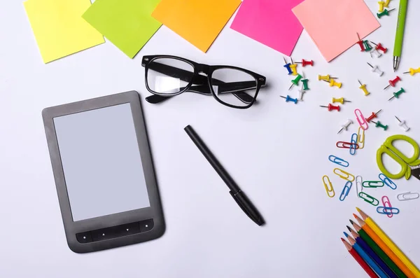 Bürotisch mit Zubehör: Tablet, Brille, Bleistift, Stift, — Stockfoto