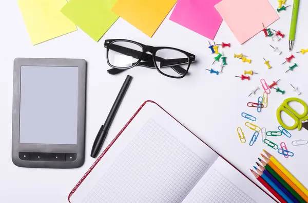 Office bord med tillbehör: Glasögon, penna, notebook, tablett, p — Stockfoto