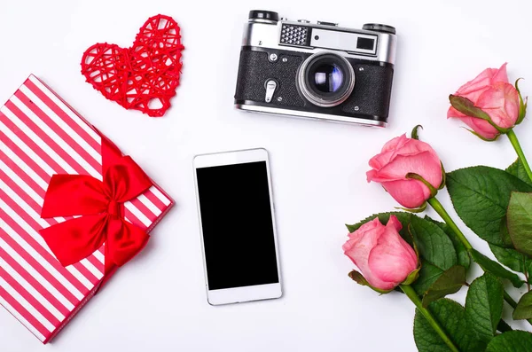 Beyaz arka plan üzerinde romantik kavramı: Gül, smartphone ve eski — Stok fotoğraf