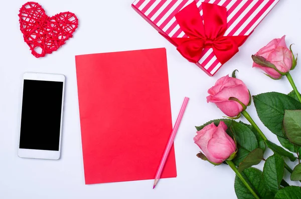 Fondo romántico: teléfono inteligente, flores rosas y hoja en blanco o —  Fotos de Stock