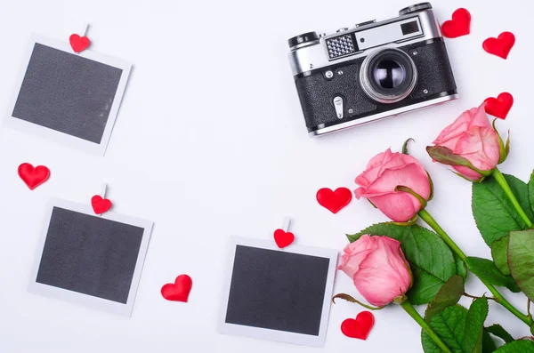 Romantische concept: rozen, retro camera en kaarten. — Stockfoto