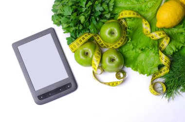 Ölçme bant ve tablet, h kavramı ile salata, yeşil elma
