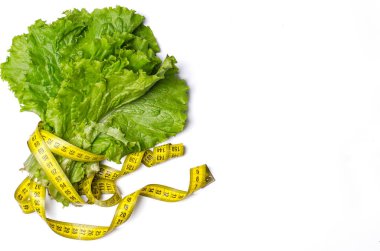 Yeşil salata ile sarı ölçme bant izole üzerinde beyaz, üst VI