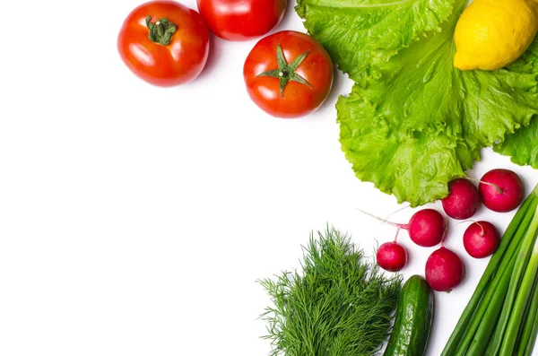 Färska grönsaker och sallad isolerad på vit med kopia utrymme. — Stockfoto