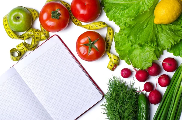 Концепция здорового питания: свежие овощи и фрукты на — стоковое фото