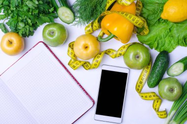 Taze sebze ve meyveler masanın üzerinde genel kavram-in sağlıklı yemek