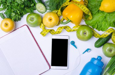 Taze sebze ve meyveler masanın üzerinde genel kavram-in sağlıklı yemek