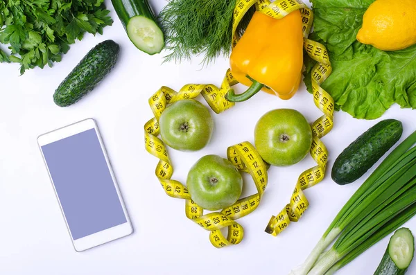 Taze sebze ve meyveler, ölçme bant ve smartphone üzerinde bir — Stok fotoğraf
