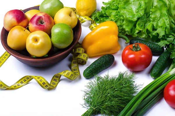 Здоровое питание: свежие овощи и фрукты на столе . — стоковое фото