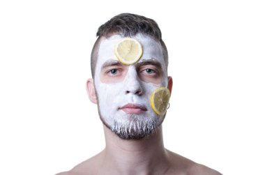 Kil maskesi yüzünde beyaz izole, genç adam.