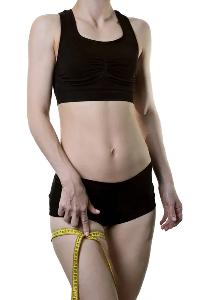 Perna feminina com fita métrica isolada sobre fundo branco . — Fotografia de Stock