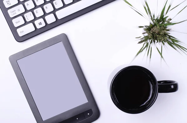 Weißer Tisch mit Gadgets: Tastatur, Tablet, Draufsicht mit Kopien — Stockfoto