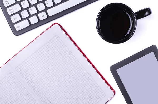 Business table: notebook, tastiera, tablet e tazza da caffè, top v — Foto Stock