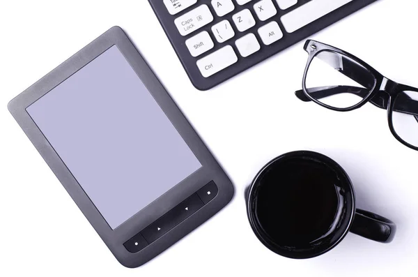 Weißer Tisch mit Gadgets: Tastatur, Tablet, Draufsicht mit Kopien — Stockfoto