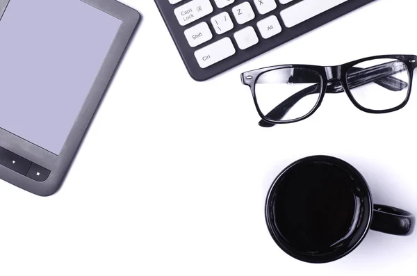 Table d'affaires avec clavier, tablette, lunettes et une tasse de café — Photo