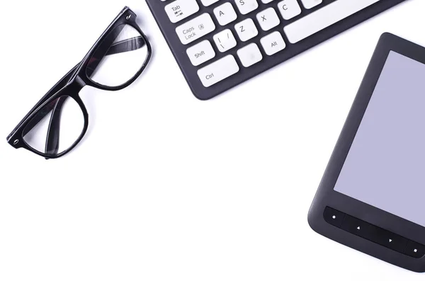 Business bord med tangentbordet, tablett och glasögon, ovanifrån med — Stockfoto