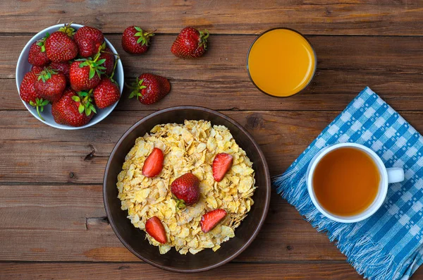 El concepto de una dieta saludable: copos de maíz, fresas, un vaso — Foto de Stock