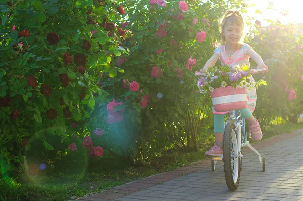 Glückliches kleines Mädchen auf dem Fahrrad, Porträtfoto. — Stockfoto