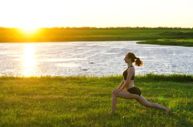 Bir spor kadın egzersizleri batımında, ücretsiz bir kopyasını yapar. 