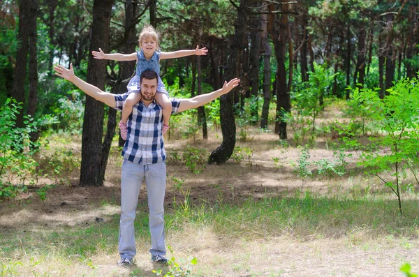 Papá y su hija disfrutan de unas vacaciones en la naturaleza, una copia de la libre — Foto de Stock