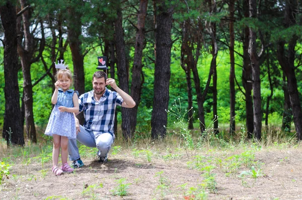 Padre e hija se divierten juntos en la naturaleza, una copia de — Foto de Stock