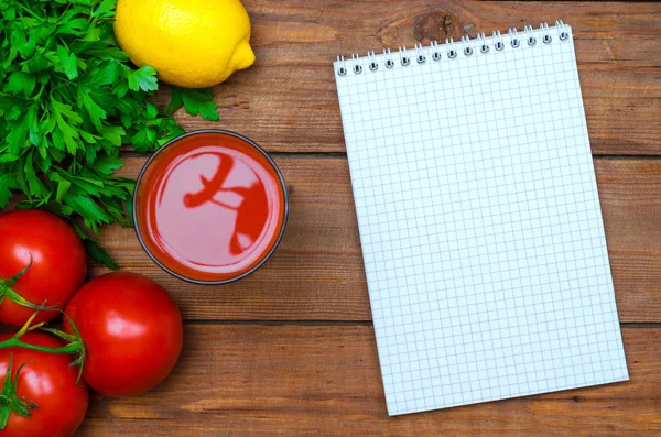 Taze sebze ve bir bardak domates suyu ahşap bir masa üzerinde, 