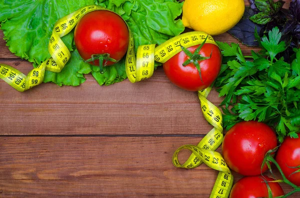 Здоровое питание, свежие овощи, зелень и измерительная лента на — стоковое фото