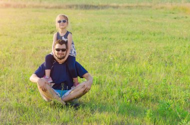 Bir mutlu aile, baba ve kızı kavramı o oturuyor