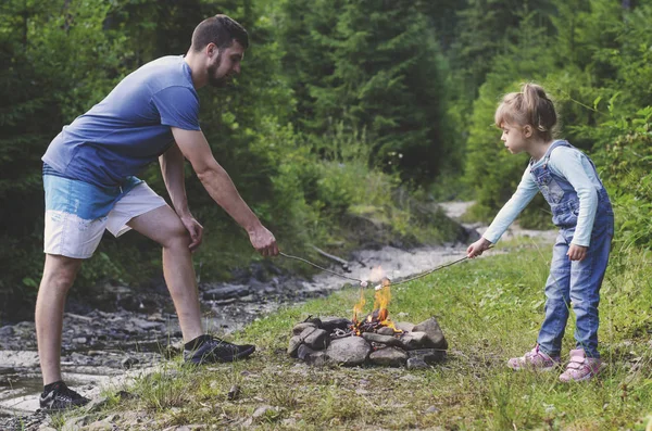 Mutlu aile, baba ve kızı marshmallow, kızartma