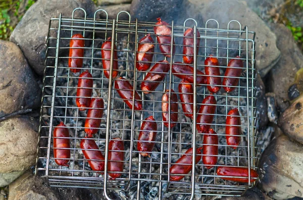 Salsichas de caça na grelha, ao ar livre . — Fotografia de Stock