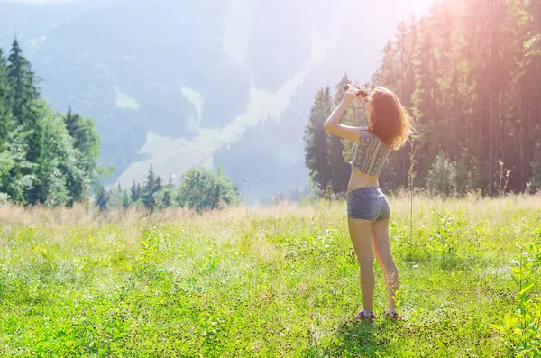 Dağlar, kopya alanı arıyor dürbün olan kadın