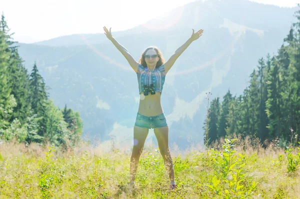 Feliz joven mujer admirando la vista de las montañas, el espacio libre — Foto de Stock