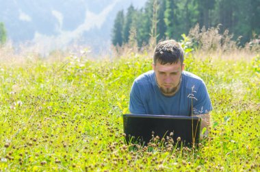 Bir dizüstü bilgisayar açık havada çalışan bir erkeğin boş alan.