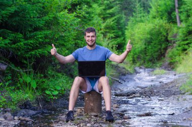 Dizüstü gösterileriyle işareti Tamam adamım, boş alan.