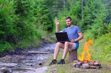 Dizüstü gösterileriyle işareti Tamam adamım, boş alan.