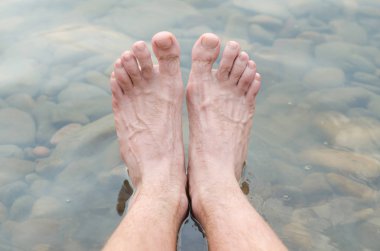 Erkekler ayakları tatlı su, dağ nehir.