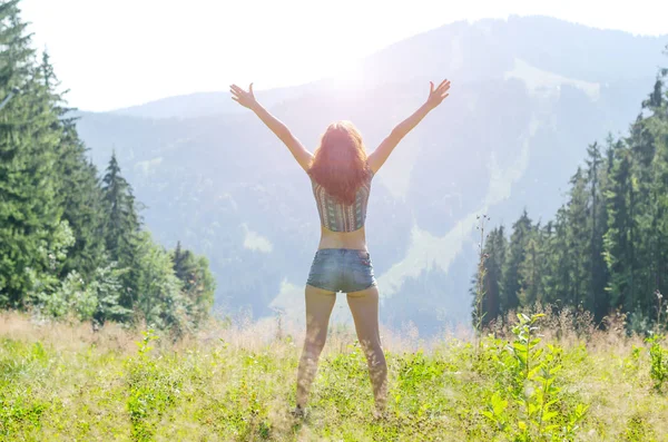 Genç bir kadın dağ, ücretsiz s üst ellerini açar