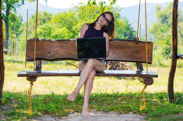 Mujer joven de negocios que trabaja en el ordenador portátil de vacaciones, espacio libre . — Foto de Stock