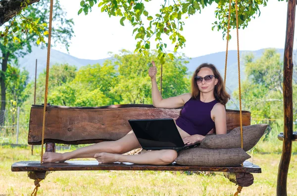 Mujer de negocios que trabaja en el ordenador portátil de vacaciones, espacio libre . — Foto de Stock